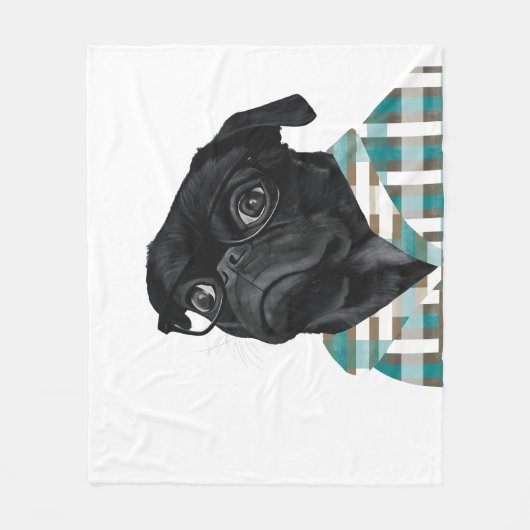 Schwarzer Mops mit Brille und Shirt Fleecedecke (Vorderseite)