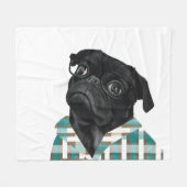 Schwarzer Mops mit Brille und Shirt Fleecedecke (Vorderseite (Horizontal))