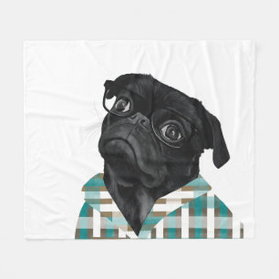 Schwarzer Mops mit Brille und Shirt Fleecedecke