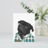 Schwarzer Mops mit Brille und Shirt Postkarte (Stehend Vorderseite)