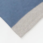 Schwarzer Mops stehend auf dem Strand Fleecedecke (Ecke)