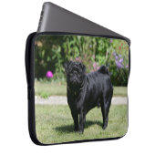 Schwarzer Mops-stehende schauende Kamera Laptopschutzhülle (Vorne Rechts)