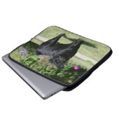 Schwarzer Mops-stehende schauende Kamera Laptopschutzhülle (Vorne Knopf)