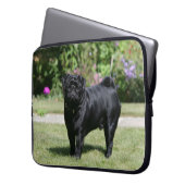 Schwarzer Mops-stehende schauende Kamera Laptopschutzhülle (Vorderseite Links)