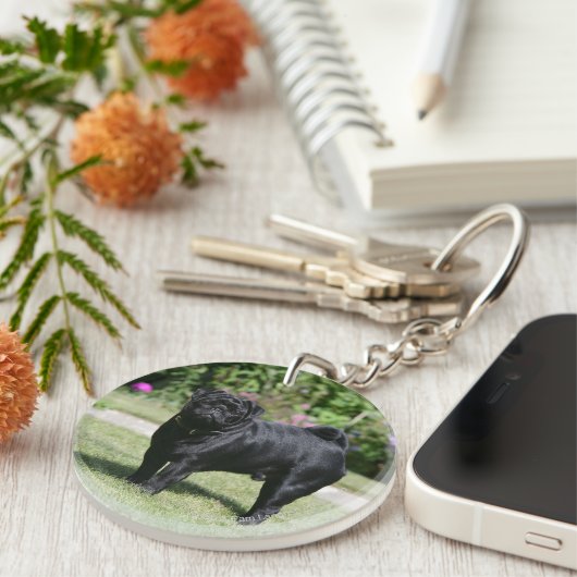 Schwarzer Mops-stehende schauende Kamera Schlüsselanhänger (Vorderseite rechts)