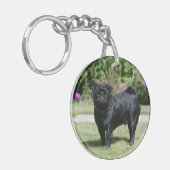 Schwarzer Mops-stehende schauende Kamera Schlüsselanhänger (Vorderseite links)