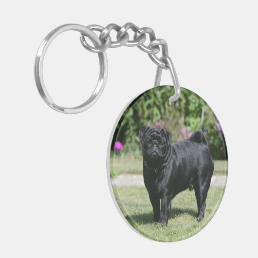 Schwarzer Mops-stehende schauende Kamera Schlüsselanhänger (Vorderseite links)
