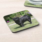 Schwarzer Mops-stehende schauende Kamera Untersetzer (Linke Seite)