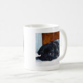 Schwarzer Mops-Welpe Kaffeetasse (VorderseiteRechts)