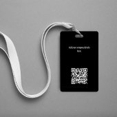 Schwarzer Name des Mitarbeiters und Titel QR-Code Ausweis