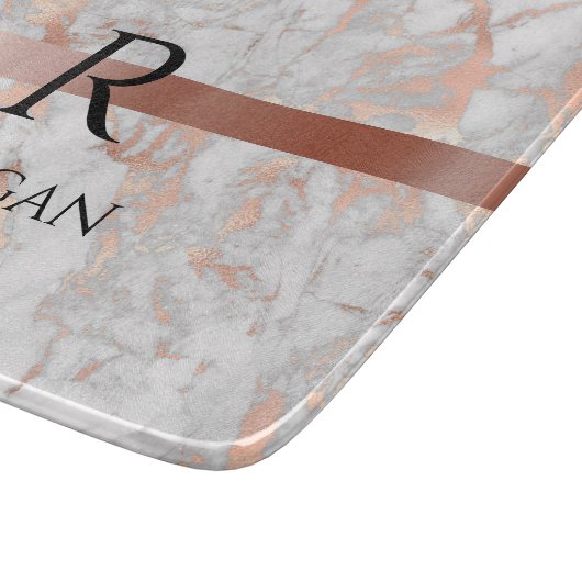 Schwarzer Name und Monogramm, weißes und Rose-Gold Schneidebrett (Ecke)