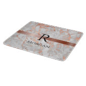 Schwarzer Name und Monogramm, weißes und Rose-Gold Schneidebrett (Ecke)