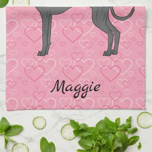 Schwarzer Niedlicher Grauhund auf rosa Herzen Geschirrtuch (Gefaltet)