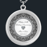 Schwarzer Onyx-Diamant-Hochzeitstag Versilberte Kette<br><div class="desc">Ein Digitalbcon Bilder entwerfen die Aufmachung eines Platinsilbers und schwarzen des Onyxartthemas mit einer Vielzahl der kundenspezifischen Bilder, der Formen, der Muster, der Arten und des Schriftartes in dieser ein-von-ein-nettes "schwarzes Onyx-Art-Diamant-Hochzeits-Jahrestags-" Silber überzogenen Halskette. Dieser attraktive und elegante Entwurf kommt komplett mit der kundengerechten Textbeschriftung und stellt dieses das perfekte...</div>