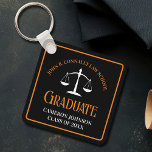 Schwarzer Orange Law School Abschluss Keepake Schlüsselanhänger<br><div class="desc">Dieser moderne Abschluss Schlüsselanhänger der Zollschule in Schwarz und Orange zeigt klassische Typografie für den 2024-Grad-Abschluss. Stellen Sie sich mit Ihrem geschlossen Jahr unter den weißen Maßstäben der Gerechtigkeit für einen großen personalisierten Anwalt oder Anwalt Geschenk.</div>