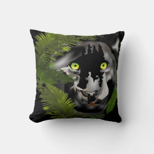 Schwarzer Panther, der durch das Laub schaut Kissen