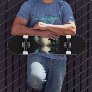 Schwarzer Panther spiegelt sich im Wasserbecken im Skateboard