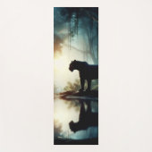 Schwarzer Panther spiegelt sich im Wasserbecken im Yogamatte (Vorderseite)