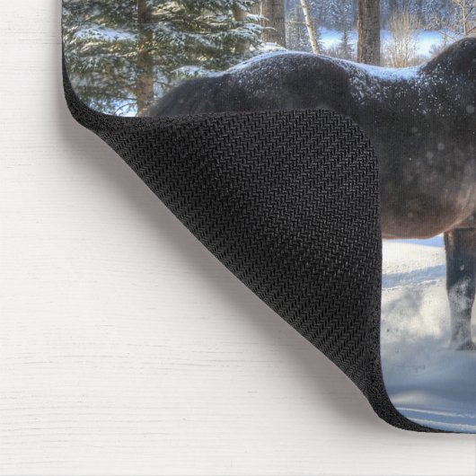 Schwarzer Percheron im Wald und im ersten Winter S Mousepad (Ecke)