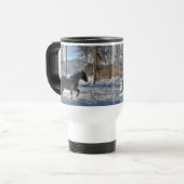 Schwarzer Percheron im Winter - Schnee und Wald Reisebecher (Vorderseite Links)