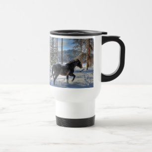 Schwarzer Percheron im Winter - Schnee und Wald Reisebecher