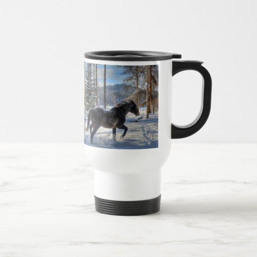 Schwarzer Percheron im Winter - Schnee und Wald Reisebecher (Rechts)