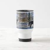 Schwarzer Percheron im Winter - Schnee und Wald Reisebecher (Mittel)