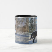 Schwarzer Percheron im Winter - Schnee und Wald Tasse (Zentrum)