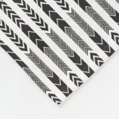 Schwarzer Pfeil-Fischgrätenmuster-Druck Fleecedecke (Ecke)