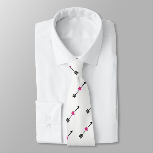 Schwarzer Pfeil mit Fuchsia Herz Neck Tie Krawatte (Gebunden)
