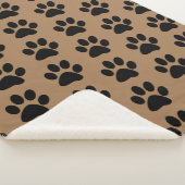 schwarzer Pfotendruck auf braun Sherpadecke (3/4)