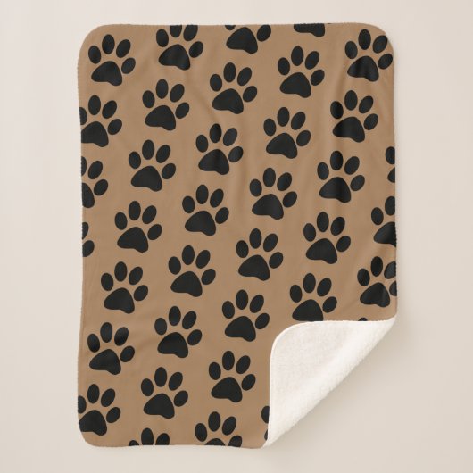 schwarzer Pfotendruck auf braun Sherpadecke (Vorderseite)