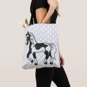 Schwarzer Pinto Trotting Horse Cartoon Illustratio Tasche (Von Nahem)