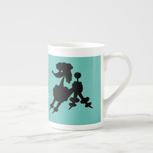 Schwarzer Pudel auf aquamarinem Porzellantasse (Rechts)