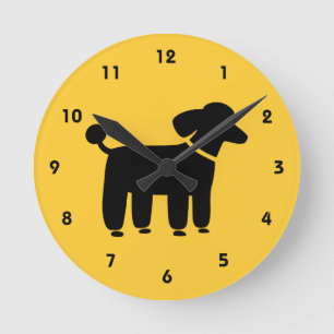 Schwarzer Pudel auf Gelb (Farbe ist anpassbar) Runde Wanduhr