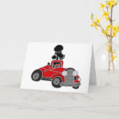 Schwarzer Pudel, der rotes konvertierbares Auto Karte (Gelbe Blume)