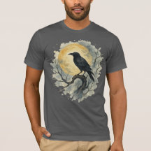 Schwarzer Rabe auf einem Ast unter Vollmond