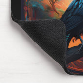 Schwarzer Rabe auf einem knorrigen Ast sitzend Mousepad (Ecke)