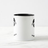 Schwarzer Ram mit Twisted Horns Silhouette Monogra Tasse (Zentrum)