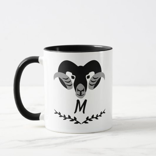Schwarzer Ram mit Twisted Horns Silhouette Monogra Tasse (Links)