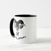 Schwarzer Ram mit Twisted Horns Silhouette Monogra Tasse (Vorderseite Links)