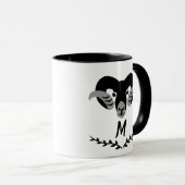 Schwarzer Ram mit Twisted Horns Silhouette Monogra Tasse (VorderseiteRechts)