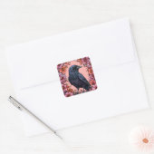Schwarzer Raven umgeben von rosa und orangefarbene Quadratischer Aufkleber (Umschlag)