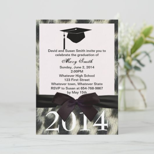 Schwarzer Ribbon Snow Leopard Abschluss Einladung (Stehend Vorderseite)