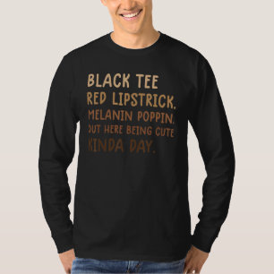 Schwarzer roter Lippenstift Melanin Poppin Out Her T-Shirt