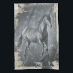 Schwarzer Running Stallion Geschirrtuch<br><div class="desc">Dieses Gemälde von Ethan Harper ist faszinierend. Er fasste die Schönheit des Hengstes zusammen,  der mit zwei einfachen Farben assoziiert wurde: schwarz und beige. Dieser zeitgenössische Kunstdruck eines schwarzen Hengstes verleiht jedem Wohnzimmer,  Esszimmer oder Schlafzimmer Charakter.</div>