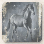 Schwarzer Running Stallion Getränkeuntersetzer<br><div class="desc">Dieses Gemälde von Ethan Harper ist faszinierend. Er fasste die Schönheit des Hengstes zusammen,  der mit zwei einfachen Farben assoziiert wurde: schwarz und beige. Dieser zeitgenössische Kunstdruck eines schwarzen Hengstes verleiht jedem Wohnzimmer,  Esszimmer oder Schlafzimmer Charakter.</div>