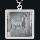 Schwarzer Running Stallion Versilberte Kette<br><div class="desc">Dieses Gemälde von Ethan Harper ist faszinierend. Er fasste die Schönheit des Hengstes zusammen,  der mit zwei einfachen Farben assoziiert wurde: schwarz und beige. Dieser zeitgenössische Kunstdruck eines schwarzen Hengstes verleiht jedem Wohnzimmer,  Esszimmer oder Schlafzimmer Charakter.</div>