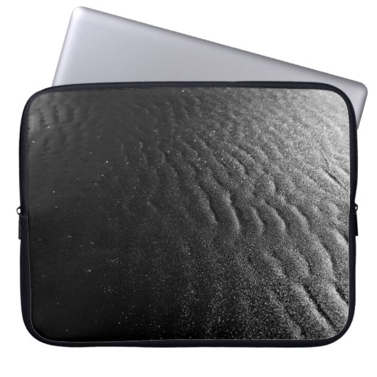 Schwarzer Sand Laptopschutzhülle (Vorderseite)