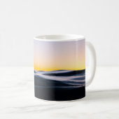SCHWARZER SAND UNTER ORANGE SKY WÄHREND DES SONNEN KAFFEETASSE (VorderseiteRechts)